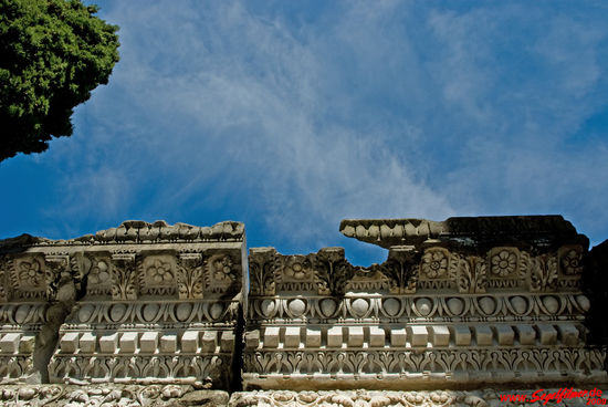 ... doch mich versetzen solche geschichtsträchtigen alten Steine in eine andere Welt. Einfach Augen schließen und durch die alten römischen Strassen laufen!