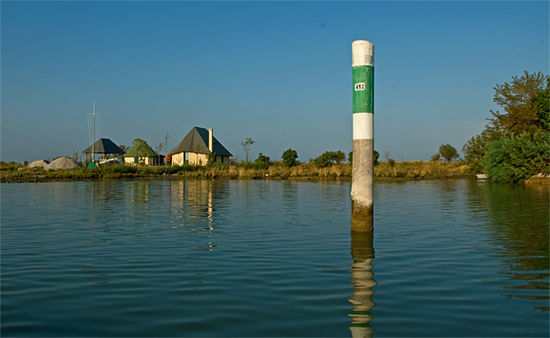 Die Fischerhütten in der Lagune werden heute meist als Urlaubsbungalows vermietet.