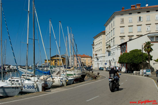 Straße vom Yachthafen zum Stadtzentrum von Piran