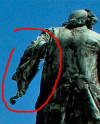 Hält er die Geige wirklich "trotzig" hinter dem Rücken oder verneigt er sich vor seinem Publikum?