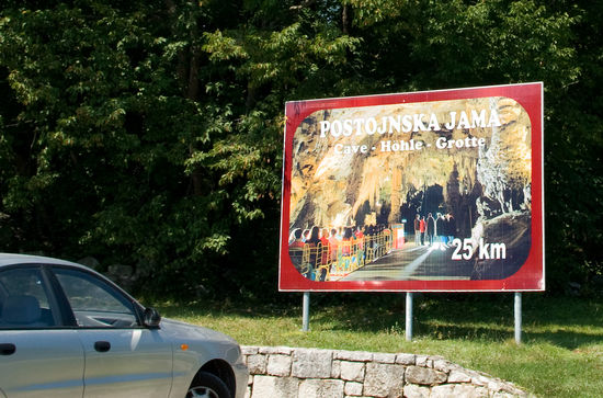 Werbeschild für die Höhle St. Kanzian (skocjanske jame)