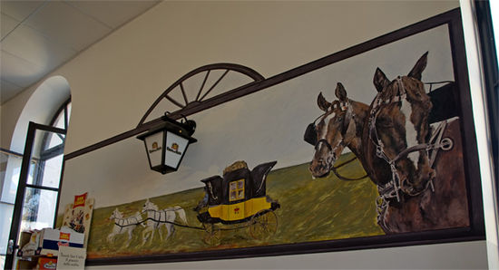 Die bemalten Wände in der Gaststätte des Schlosses erinnern an die Thurn-und-Taxis-Post im 19. Jh.