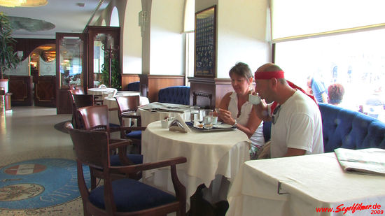 Im Café di Specchia (befindet sich im Erdgeschoss der Casa Stratti)) erlauben wir uns einen nicht ganz billigen Capuccino. Rechts ist das Gebäude, in dem sich das Café befindet, geradeaus ist der Palazzo del Municipio.