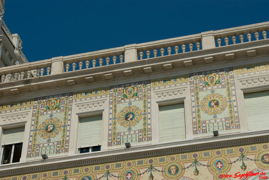Die Jugendstilfassade des Palazzo del Governo ist reich mit Mosaiken geschmückt.