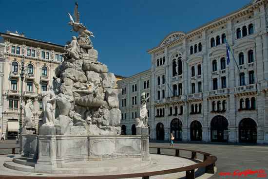 Brunnen auf der 16.000 m² großen Piazza dell'Unitá