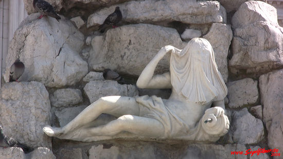 "Zeig Dich!" - Figur auf dem Brunnen.