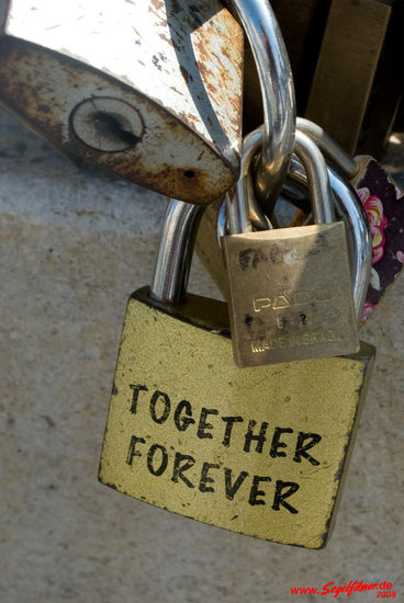Hier am Canal Grande (ja, den gibt's auch in Triest! - Oder ist der tatsächlich sooo lang ?  ) haben sich eine ganze Menge Leute entschlossen, sich für immer zu binden. Zumindest die Schlösser halten ganz fest, ich habe persönlich dran gerüttelt!