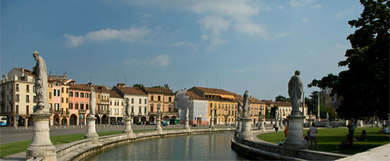 Der Prato della Valle war einst römischer Theaterplatz. Heute ist er ein von einem Kanal umgebene Parkfläche. Am Rand des Kanals "posieren" Standbilder berühmter Bürger Paduas.