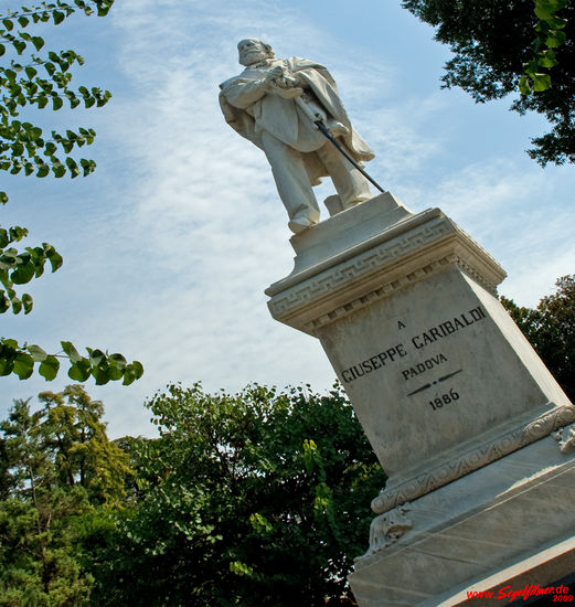 Statue Giuseppe Garibaldi, Italiens großer Nationalheld, vor dem Giardano dell'Arena