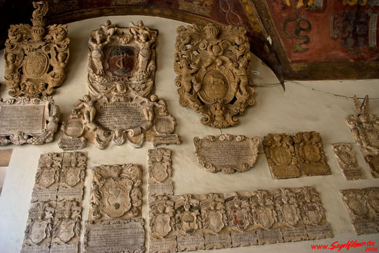 Wappen an den Wänden der Universität