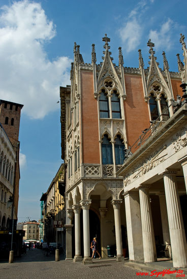 Das neoklassizistische Café Pedrocchi ist ein Beispiel für ein originelles Mehrzweckgebäude, es war früher ein berühmter Treffpunkt er Gelehrten und Schauplatz der Studentenbewegungen 1848.