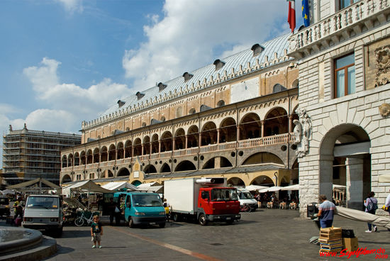 Der Palazzo della Ragione. Vor dem Palazzo findet regelmäßig ein Markt statt, der hier gerade abgebaut wird.