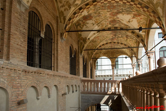 Säulengang vor dem Eingang des großen Saales