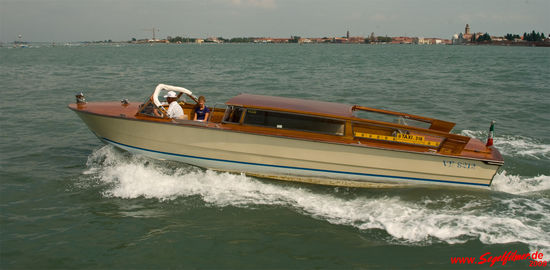 In Venedig fährt man mit dem Wasserbus. Es gibt Stationen und Fahrpläne für diese schwimmenden Gefährte genau wie bei normalen Linienbussen in anderen Städten der Welt. Wer will kann sich auch mit einem Wassertaxi chauffieren lassen ...