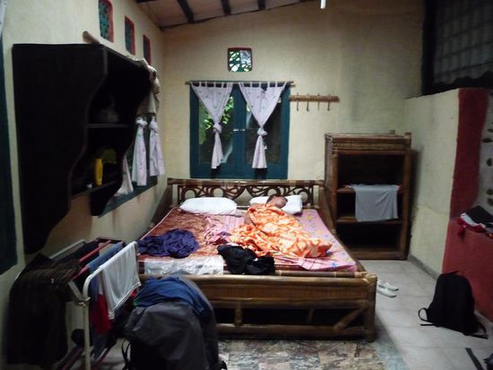 Unser erstes Zimmer 
im Fenster sieht man den Wasserfall 
Oh, da liegt ja noch einer im Bett