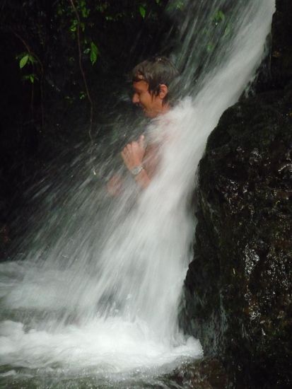 Die Morgendusche konnte man dann auch noch gleich im Wasserfall nehmen 