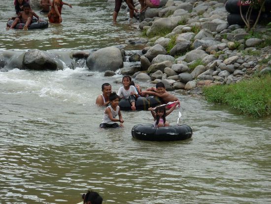 Ein paar Lacal Kinder beim Tuben im Fluss