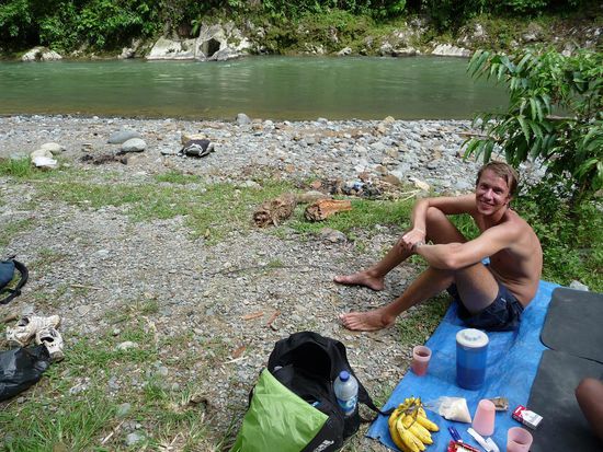 Stephan nach einem Bad im Fluss am entspannen