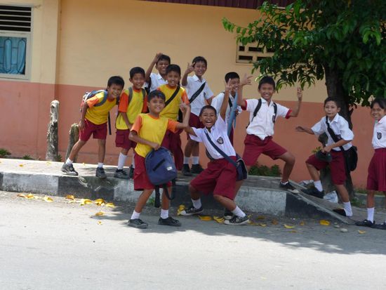 Schuhlkinder aus dem Minibus fotografiert. Sie hatten einen riesen Spass an uns, und wir an ihnen