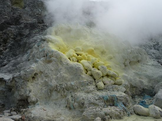 Uberall zischte es aus dem Boden. Das gelbe zeugs ist Schwefel. 
Es wurden Steine ueber die Loecher gelegt, um den Schwefel aufzufangen.