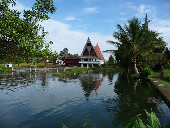 Blick vom See aus auf ein Batakhaus
