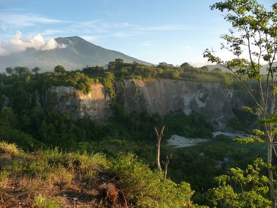 Canyon und im Hintergrund der Vulkan von Bukittingi
Fuer einmal sind wir da nicht hochgeklettert