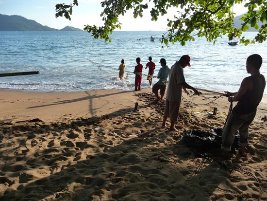 Fischer beim Netz einhohlen