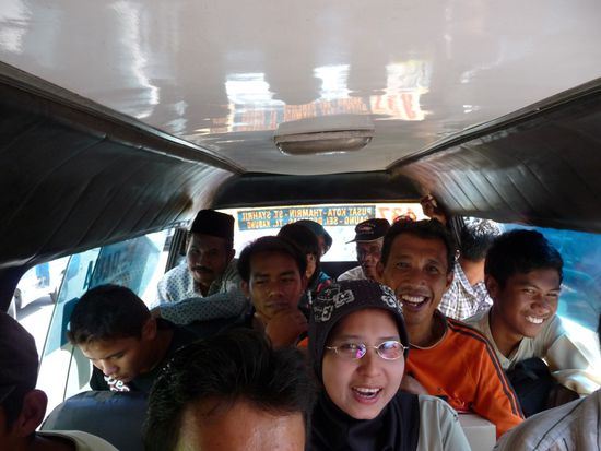 Quizloesung: 
Es waren 21 Personen die in diesem Auto Platz fanden. Wobei Platz nicht das richtige Wort ist!!! Dies sind uebrigens nur etwa die haelfte aller Personen im Bus!!! Alle bekommt man nicht auf ein Bild