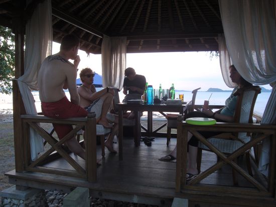 Gemuetliches zusammensitzen am  Abend in unserem Strandpavilion