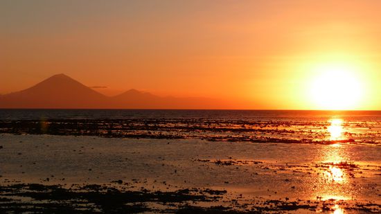 Sonnenuntergang mit Sicht auf den Vulkan von Bali