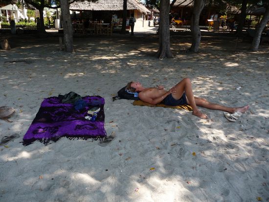 Chillen mit wirklich guter Musik!!!
Das ist selten hier in Asien. Meistens hoehrt man nur Technogewummere