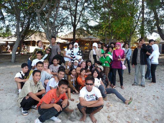 Gruppenfoto mit der Schulklasse, ich sehe jetzt gerade dass einer auf dem Bild meine Sonnenbrille traegt 