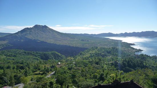 Vulkan mit Kratersee
Die schwarze Flaeche vor dem Vulkan ist ein Lavastrom vom letzten Ausbruch