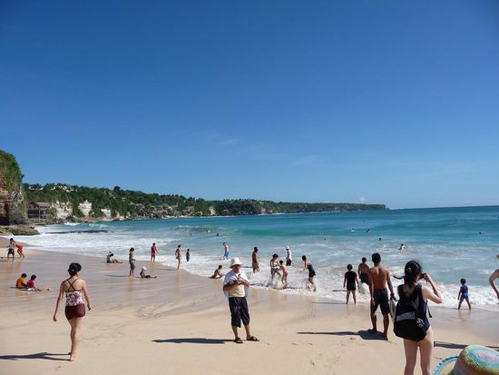 Dreamlandbeach und im Hintergrund liegen die Weltbekanten Surfspots von Bali