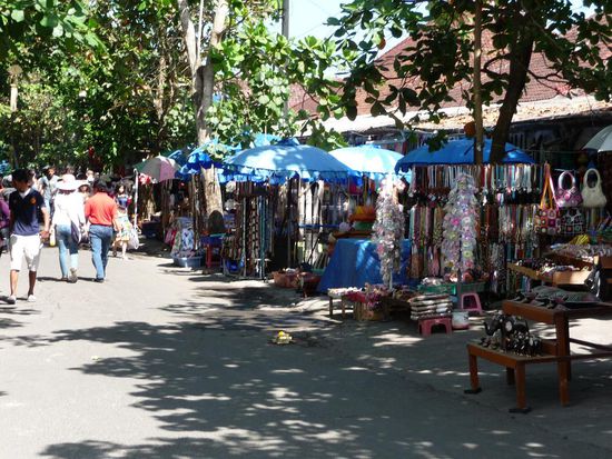 Souvenirstaende in Tannah Lot