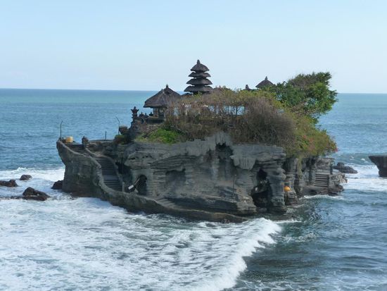Ein Stueck des Tempels steht auch einer kleinen Insel