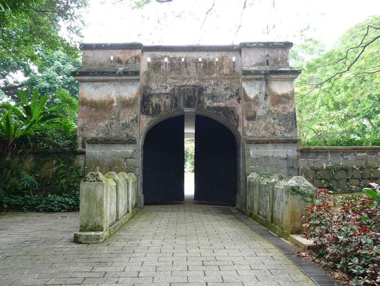 Tor zum Raffles Fort (Das Fort war nicht mehr da, nur noch das Tor)