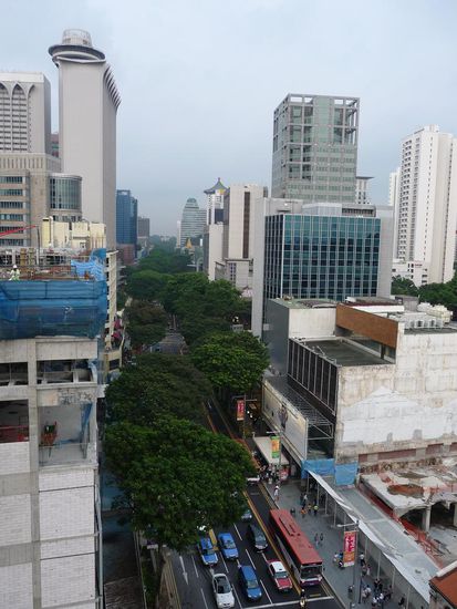 Blick auf die Einkaufsmeile (Orchard Road) So weit man sieht nur Shoppingmals