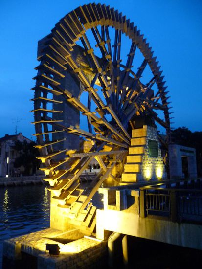 Ein Wasserrad 
Es ist zwar nicht wirklich Alt, sah aber trotfdem sehr schoen aus