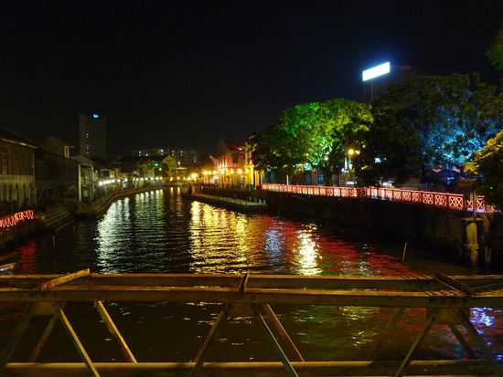 Der Fluss von Melaka mit der sehr schoen beleuchteten Uferpromenade
