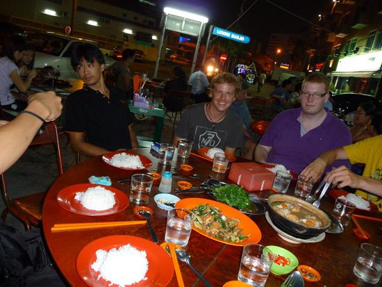 Und da ist ein Teil davon. Das war aber laengst nicht alles. Es kam noch viel mehr!!! Links neben mir ist uebrigens Sam