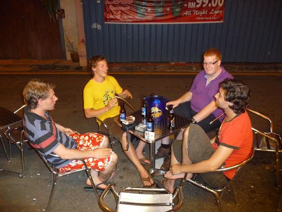 Spaeter sind ein paar von uns dann noch weiter um ein paar Biers zu trinken. Da wir zu fuenft waren bekamen wir nach einer Zeit sogar Mengenrabat 