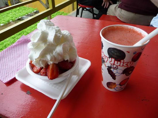 Ich habe mir Erdbeeren mit Schlagrahm gegoennt und dazu einen Erbeersaft getrunken  Mmmhhh