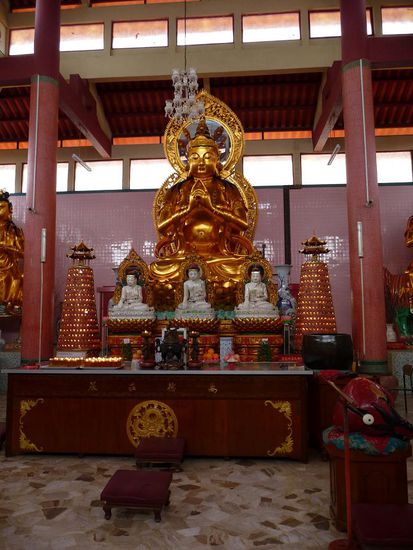 Und hier eine der Tempelfiguren, Es hatte unzaehlige davon