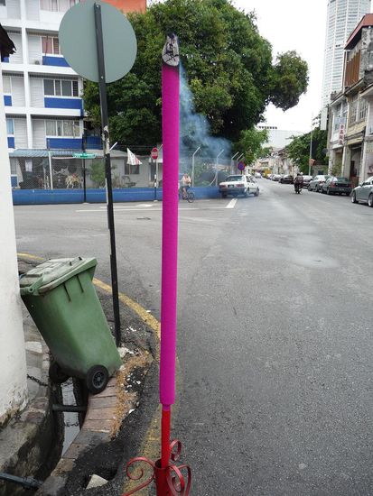 Wnn jemandem die Raeucherstaebchen in der Schweiz zu klein sind, ich weiss jetzt wo man groessere bekommt. Dieses hier war an die zwei Meter gross, und raeucherte ziehmlich stark!!! 