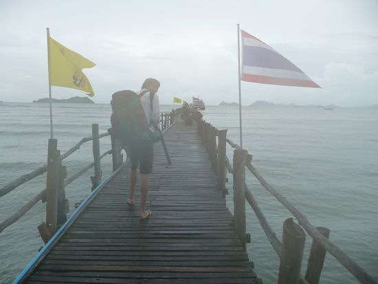 Pier und im Hintergrund das Speedboat