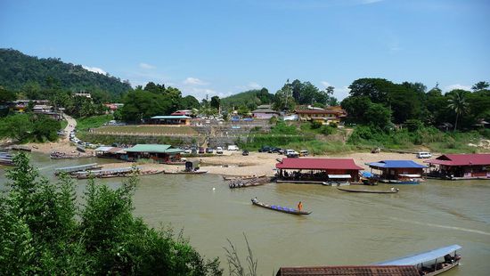 Blick ueber den Fluss auf Kuala Tahan mit senen schwimmenden Restaurants