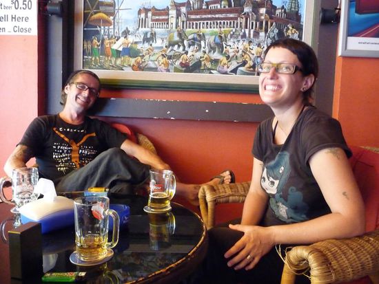 Paul und Sara bei unserem Nachmittagsbier. Natuerlich haben unser wiedersehen ein wenig gefeiert