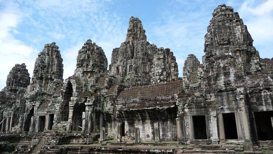 Bayon von aussen
Die groesse kann man leider auf diesem Bild nur schlecht erkennen