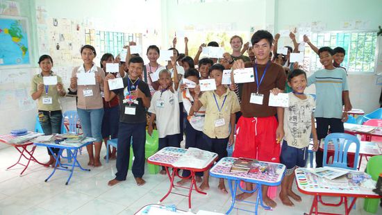 Ich mit der ganzen Klasse und die Bilder, welche sie fuer mich mahlten